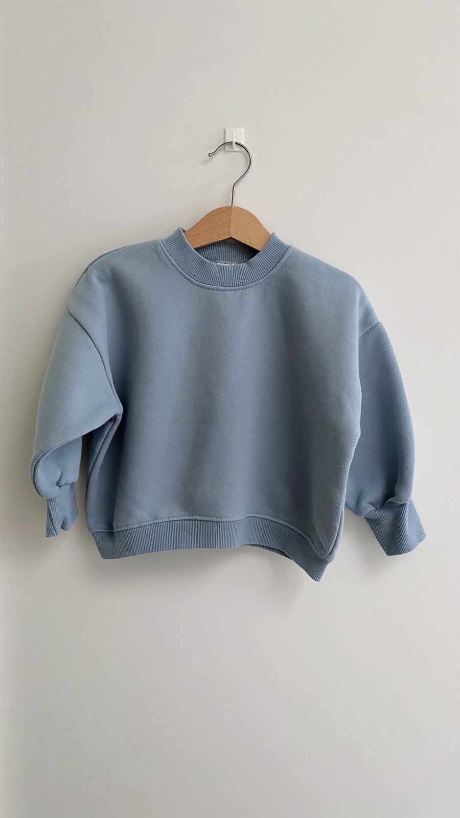 Basic sweater sky