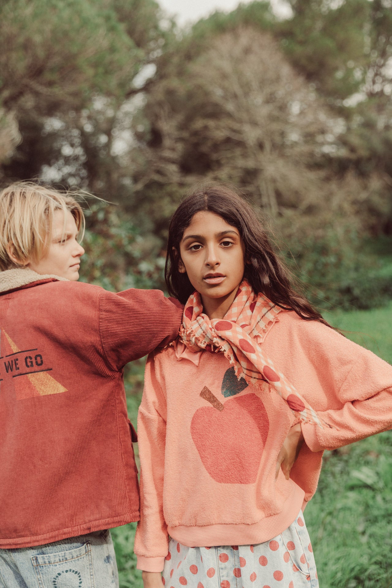 Sweatshirt with collar apple print